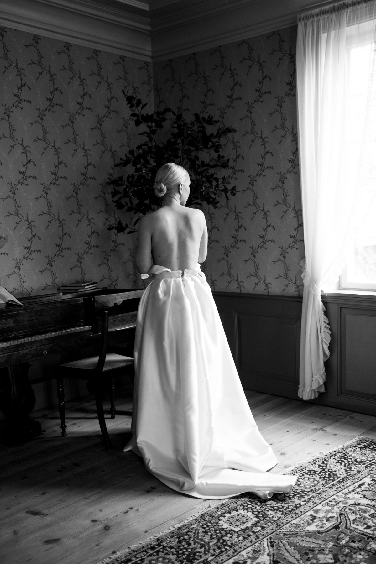 Romantisk portrett av et brudepar, fotografert av Elvita Rosne