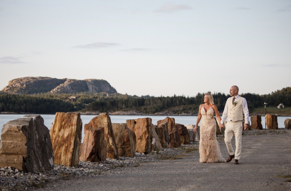 Brudepar i norsk kystlandskap, fotografert av Helge Meisal